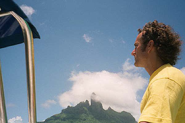 http://www.roderickrichards.com/1999/tahiti/borabora/rodpeaks.jpg