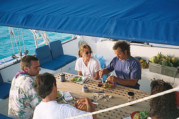 http://www.roderickrichards.com/1999/tahiti/borabora/dinnerboat.jpg