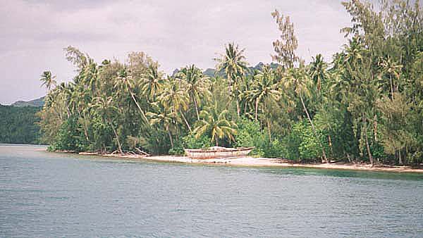 http://www.roderickrichards.com/1999/tahiti/huahine/beachedboat.jpg