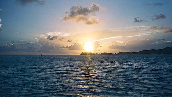 http://www.roderickrichards.com/1999/tahiti/huahine/sunset.jpg